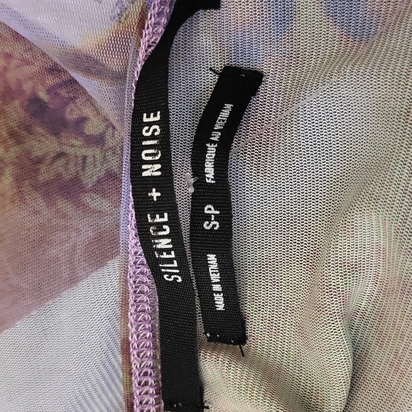 Silence + Noise Bella Cold-Shoulder Cropped Top - Picture 4 of 4